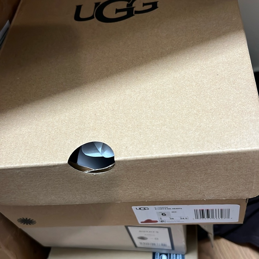 NIB UGG COZY II GEL HEARTS SLIPPERS RED‎ YOUTH SIZE 6 FIT WOMEN 8 - FIRM PRICE - Picture 4 of 4